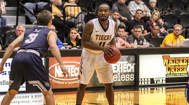 FHSU’s Davis named MIAA Men’s Basketball Player of the Week