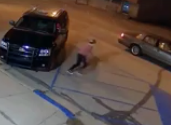 🎥Police work to identify Kansas suspect who vandalized city vehicles