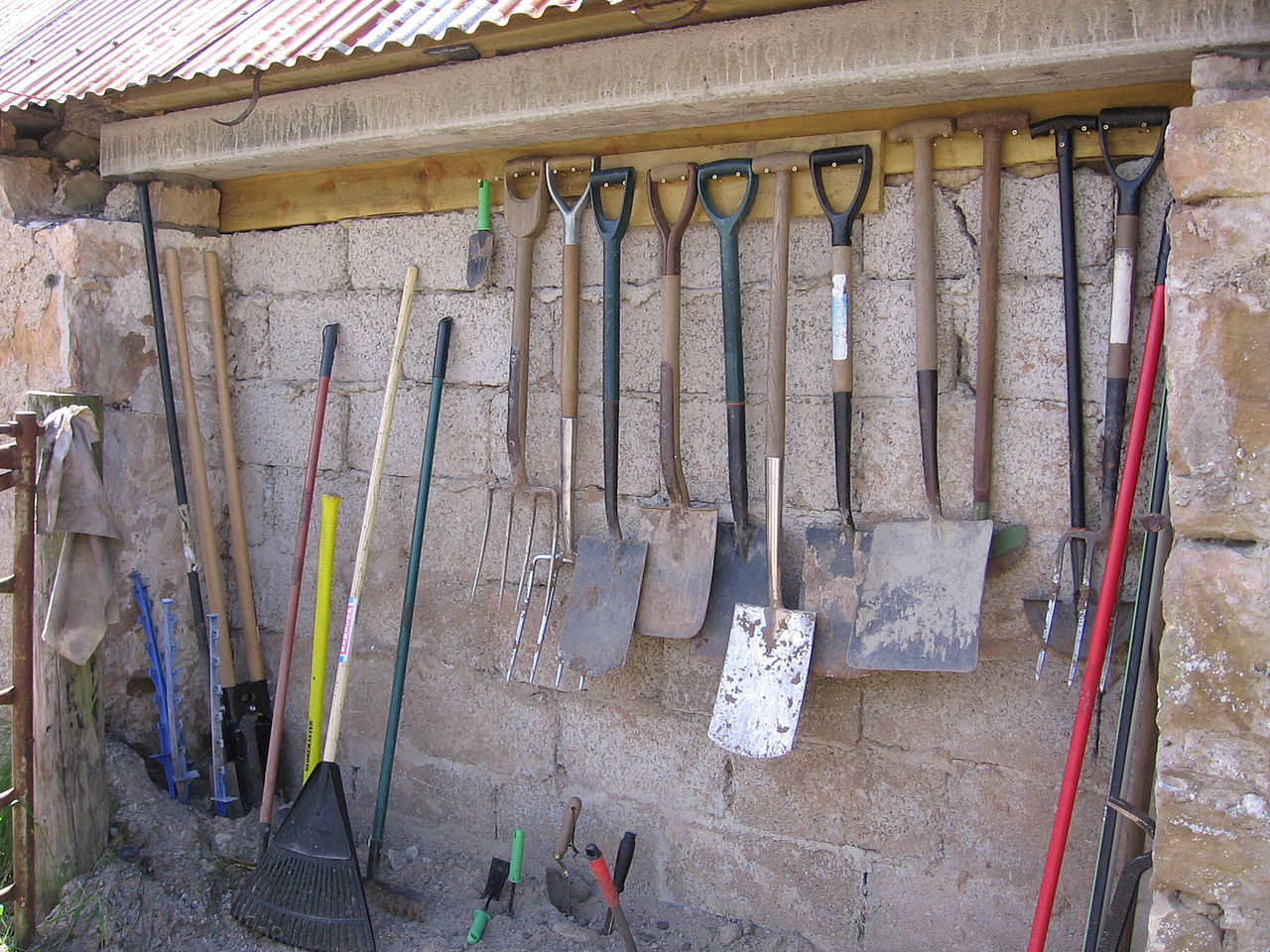 🎥 Cleaning extends the life of garden tools