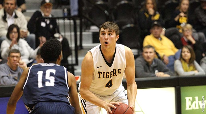 Hot shooting lifts Lopers past Fort Hays State