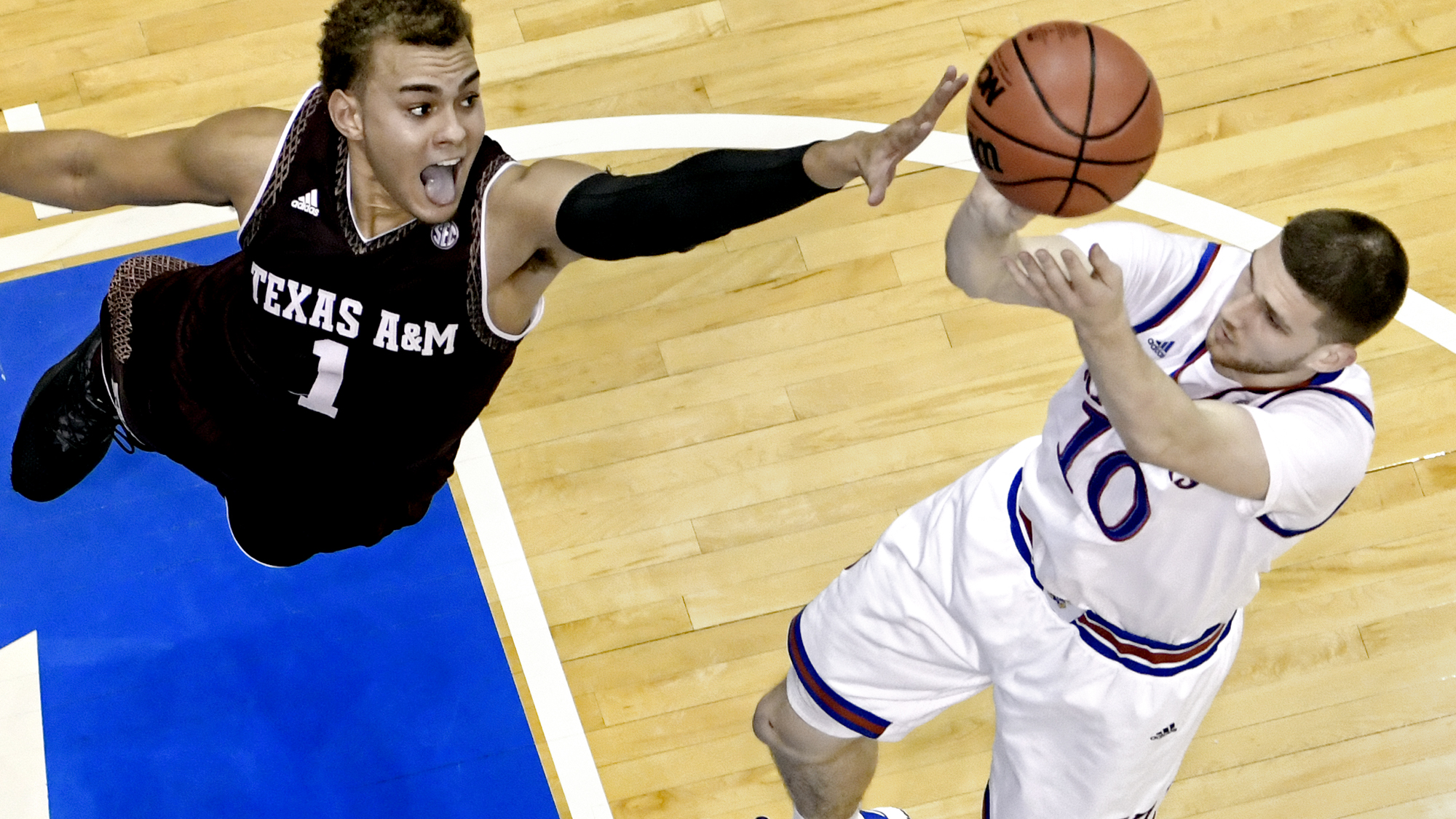 No. 5 Kansas builds big early lead, beats Texas A&M